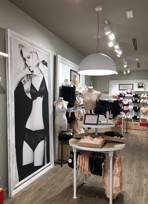 Lingerie Boutique Interior Design, Lingerie Shop Interior, Lingerie Store Design, Fashion Store Design, Retail Store Interior Design, Clothing Store Interior, Retail Store Interior, Store Layout, Boutique Interior Design