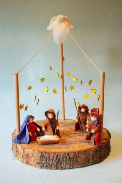 Waldorf Nativity, Diy Creche, Advent Waldorf, Christmas Waldorf, Waldorf Advent, Flower Activities For Kids, Nativity Diy, Waldorf Christmas, Nativity Scene Diy