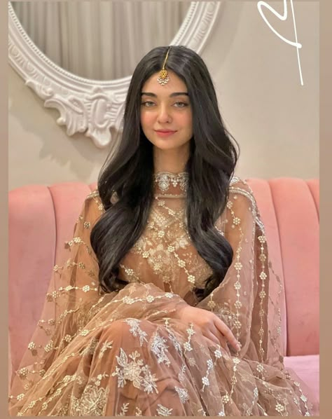 Noor Zafar Khan Bridal Shoot, Noor Zafar Khan Dresses, Aesthetic Pakistani Dresses, Short Hair Wedding Ideas, Hair Tikka, Long Hair Bridal Hairstyles, Hair Wedding Ideas, Noor Zafar Khan, Long Hair Bridal