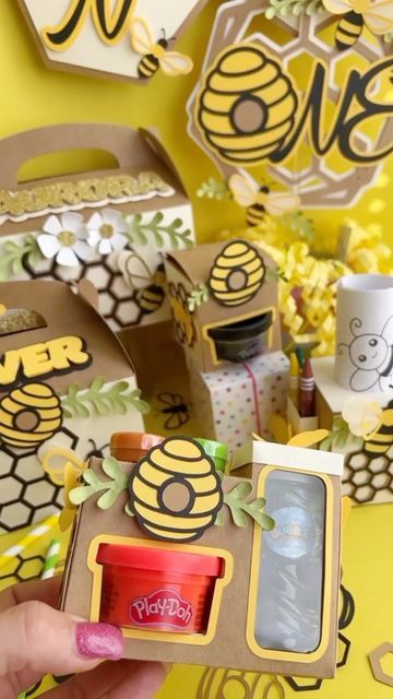 mayra🌸 on Instagram: "How cute is this bee party theme favors boxes 🐝 these favor boxes are the perfect party decor to complement your birthday decor 🐝 they would look perfect on the cake table, or you can decorate each table to have the kids entertained all the time 🐝 don’t forget you can customize your party favors to match your party theme 🐝 DM me to make your request today, 🐝 more beautiful party favors will be posted soon 😉 #kidsparties #partyfavors #beeparty #beepartyideas #bumblebe Bee Themed Party Favors, Bee Party Theme, Bee Party Favors, Bee Themed Birthday Party, Bee Favor, Summer Party Favors, Bee Theme Party, Bee Boxes, Diy Party Favors