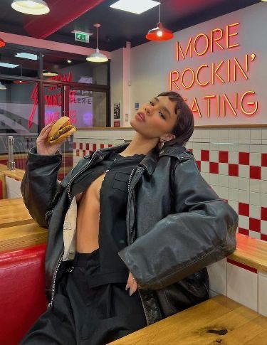 Diner Photoshoot Ideas, Retro Diner Photoshoot, Burger Photoshoot, Diner Photoshoot, Edie Rose, Street Fashion Photoshoot, Diner Aesthetic, Retro Photoshoot, Americana Aesthetic