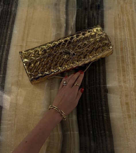 Bottega Veneta Andiamo, Street Style Handbags, Woman In Gold, Bottega Veneta Clutch, Bottega Veneta Bag, Gold Glam, Clutches For Women, Party Purse, Gold Bag