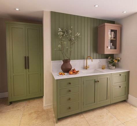 Bold Green shaker-style kitchen Colourful Shaker Kitchen, Kitchens Shaker Style, Hamptons Colour Palette, Kitchens Green, Green Shaker Kitchen, Style Kitchen Cabinets, Shaker Style Kitchen Cabinets, Shaker Style Kitchen, Kitchen Colours