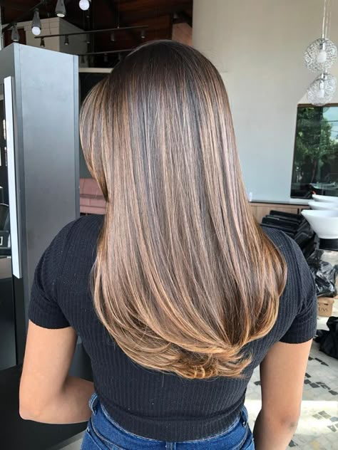 Light Caramel Highlights On Brown Hair, Balayage Hair For Dark Skin, Brunette Balayage Hair Straight, Light Brown Balayage On Dark Hair, Blonde 2025, Brunette Ideas, Highlights Brown Hair Balayage, Haircut Selfie, Photo Hijab