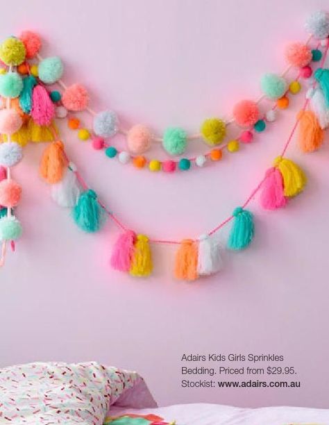 Koti Diy, Llama Party, Pom Crafts, Pom Garland, Pom Pom Crafts, Diy Garland, Hand Crafted Furniture, Diy Home Crafts, Yarn Crafts