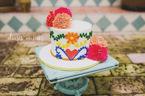 Cake Smash Mexican Floral Themed – Iliasis Muniz Photography Mexican Smash Cake, First Fiesta Smash Cake, Fiesta Smash Cake, Fiesta Cake Smash, Frida Kahlo Party Decoration, Mexican Themed Cakes, First Fiesta Birthday, Mexican Cake, First Fiesta