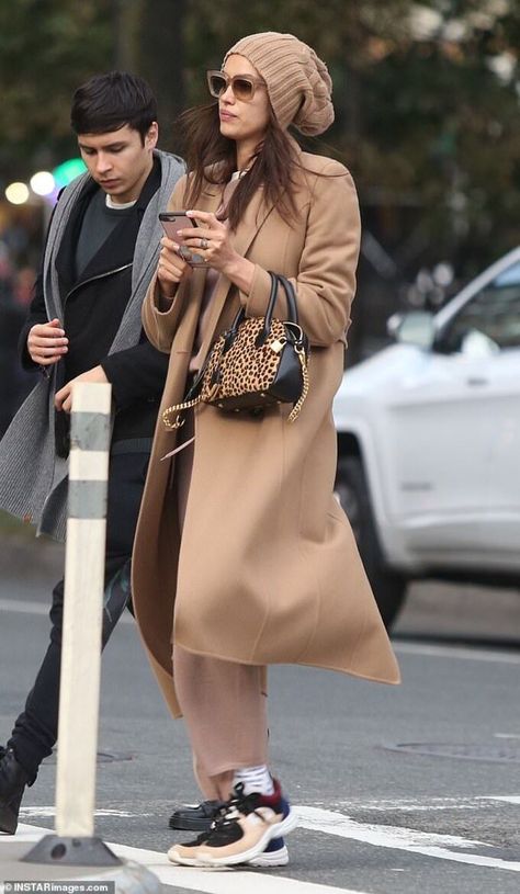 Irina Shayk Style, Camel Coat Outfit, 00s Mode, Fall Fashion Coats, Camel Coat Street Style, Mode Hippie, Moda Paris, Winter Mode, Looks Street Style