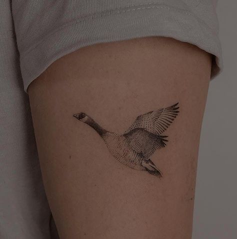 Geese Tattoo, Songbird Tattoo, Bird Shoulder Tattoos, Goose Tattoo, Bird Tattoos For Women, Strong Tattoos, Duck Tattoos, Petit Tattoo, Cute Tattoos For Women