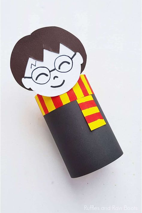 These Harry Potter crafts for kids are just what you need to keep your little Hogwarts fans entertained! From DIY wands to cute bookmarks, these fun crafts and activities are perfect for a Harry Potter party, movie night or just a fun way to spend a rainy day! Harry Potter Crafts For Kids Easy, Harry Potter Crafts For Kids, Harry Potter Diy Crafts Easy, Harry Potter Craft, Harry Potter 3, Harry Potter Monster Book, Harry Potter Mandrake, Harry Potter Diy Crafts, Harry Potter Pumpkin