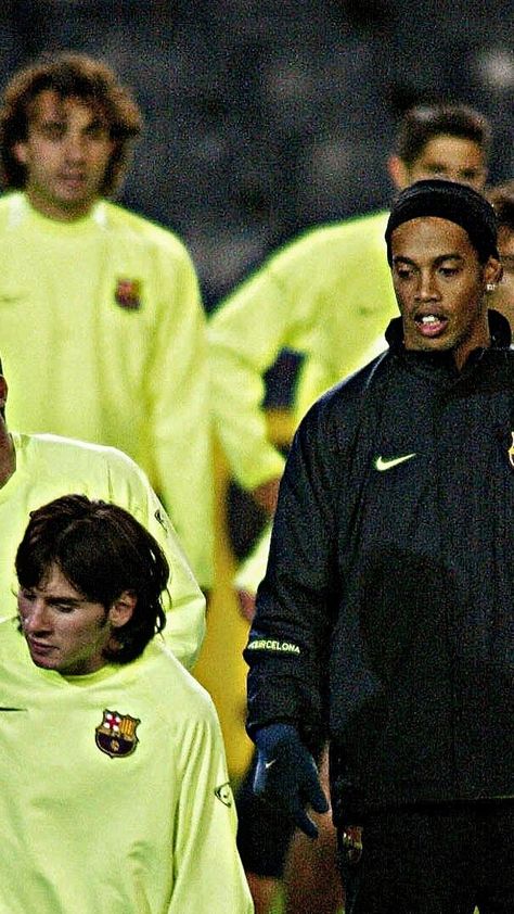 Messi Old School Pics, Messi Old School, Neymar Messi, Messi Vs, Vintage Soccer, Sports Aesthetic, Retro Football, School Football, School Pictures