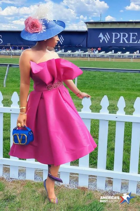 Instagram Influencer ChicAma Style wears a vibrant pink dress with matching royal blue accessories while at the Preakness Stakes. Kentucky Derby Outfit For Women Casual, Polo Event Outfits For Women, Derby Outfits For Women Casual, Horse Race Outfits For Women, Horse Racing Outfits Women, Day At The Races Outfit, Horse Race Outfit Dresses, Derby Day Outfits, Derby Outfits For Women Classy