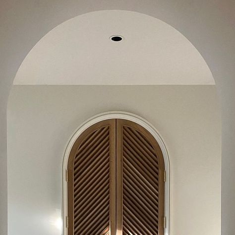 Kirksey Homes on Instagram: "An arched passageway frames the double door leading to this suite’s closet. One of many thoughtful architectural details that fill this home designed by the talented @jeremycorkernstudio. 👏🏻  Builder: @kirkseyhomes Architecture & Interiors: @jeremycorkernstudio  _____ #kirkseyhomes #houstonhomebuilder #homebuilder #customhomebuilder #houstoninteriors #houstoncustombuilder #houstoncustomhomes #houstontx" Double Arch Doors Interior, Arched Door Trim, Arch Double Doors Interior, Arch Closet Door, Arched Passageway, Arc Door, Arched Barn Door, Bali Houses, Arched Interior Doors