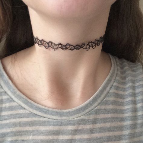 the tattoo choker i made <3 Choker Outfit, Indie Dark, Hollow Man, Grunge Tumblr, Tattoo Choker, White Tattoo, Indie Rock, Jewelry Inspiration, Choker