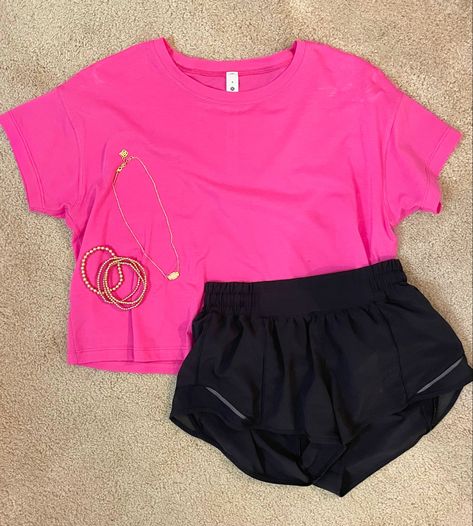 Pink Lulu Shorts Outfit, Black Lululemon Shorts Outfit, Black Lulu Shorts Outfit, Preppy Lululemon Shorts, Lululemon Hotty Hot Shorts Outfit, Lulu Shorts Outfit, Lululemon Shorts Hotty Hot Pink, Lululemon Hotty Shorts Black, Lululemon Shorts Outfit