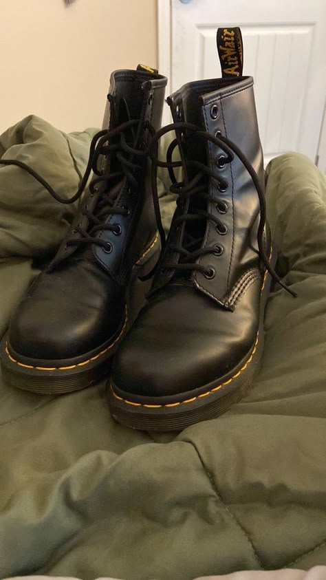 1460 Dr Martens Outfit Winter, Dr Marten Shoes Women, Doc Martens Not Platform, 70s Doc Martens, Worn Doc Martens, Dog Martins Outfit, Mr Martens Boots, Martins Boots Outfits, Old Doc Martens