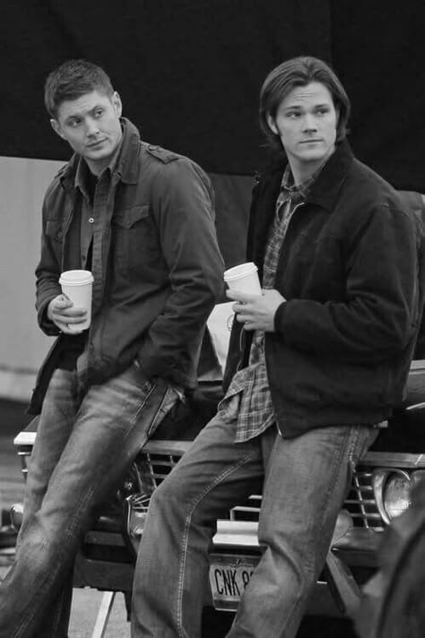 Sam E Dean, Jensen And Jared, Supernatural Wallpaper, Supernatural Pictures, John Winchester, Jensen Ackles Supernatural, Supernatural Quotes, Sam And Dean Winchester, Supernatural Sam