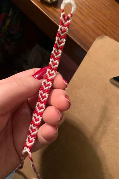 Love Heart Bracelet Pattern, Love Heart Friendship Bracelet, 80s Friendship Bracelets, Heart Thread Bracelet Pattern, Yarn Bracelets Aesthetic, Red Bracelet Patterns, Thread Bracelet Aesthetic, Crochet Bracelet Aesthetic, Aesthetic Bracelets Diy Thread