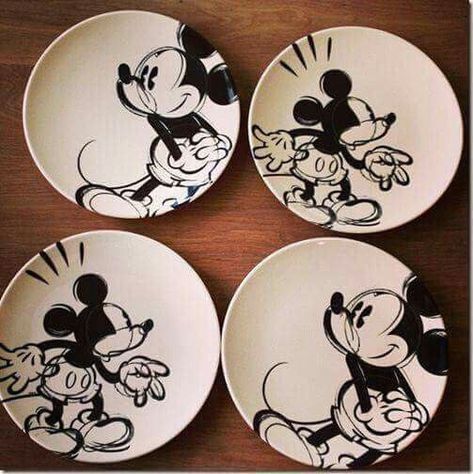 Cozinha Do Mickey Mouse, Mickey Mouse Diy, Action Lines, Mickey Sketch, Disney Table, Mouse Diy, Trendy Room Decor, Disney Plates, Casa Disney