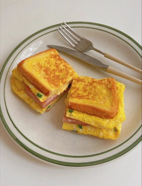 Breakfast Sandwich Aesthetic, Sandwich Aesthetic, Noodle Art, Best Sandwich Recipes, Savory Food, Salty Foods, Food Breakfast, Healthy Drinks Recipes, Delicious Snacks Recipes