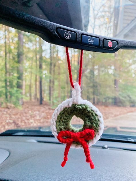 Car Mirror Hangers Crochet, Christmas Crochet Car Hanger, Crochet Christmas Car Hanger, Crochet Rearview Mirror Decoration, Crochet Rearview Mirror, Christmas Car Decor, Crochet Mirror, Mini Christmas Wreath, Car Decoration Ideas