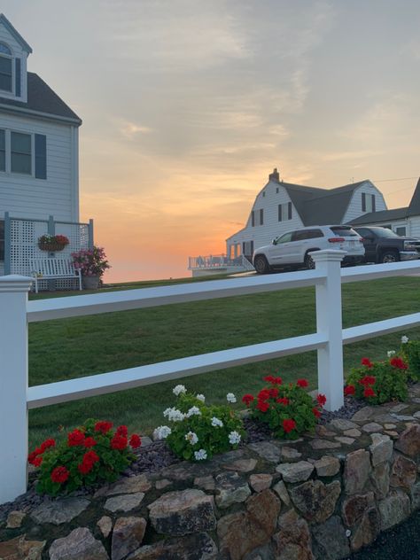 Summer Aesthetic Cape Cod, New England Beach House Aesthetic, Cape Cod Lifestyle, Cape Cod House Aesthetic, Cape Cod Aesthetic House, Coastal Country Aesthetic, Old Cape Cod Aesthetic, Cape May Aesthetic, Cape Cod Summer Aesthetic