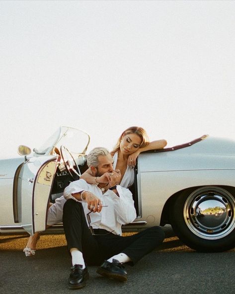 Vintage Inspired Engagement Photos, Car Engagement Photos, Vintage Convertible, Classic Car Photoshoot, Vintage Engagement Photos, Vintage Car Wedding, Sunday Kind Of Love, Couple Engagement Pictures, Vintage Photoshoot