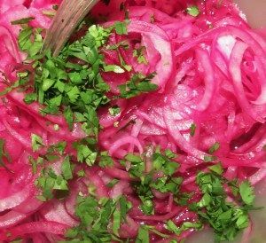 Peruvian Pickled Red Onion Salad Cold Veggie Salad, Picked Red Onions, Cuban Chicken, Pickled Red Onion, Red Onion Recipes, Peruvian Dishes, Fermented Veggies, Peruvian Cuisine, Red Onion Salad