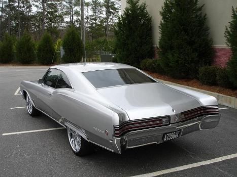 1968 Buick Wildcat. I almost bought a '64, but it's hard to find one in Michigan without frame rot. Love the fastback on this '68 California Lowrider, Buick Wildcat, Super Images, Buick Cars, Buick Electra, Gm Car, Cars Usa, Buick Riviera, Old School Cars