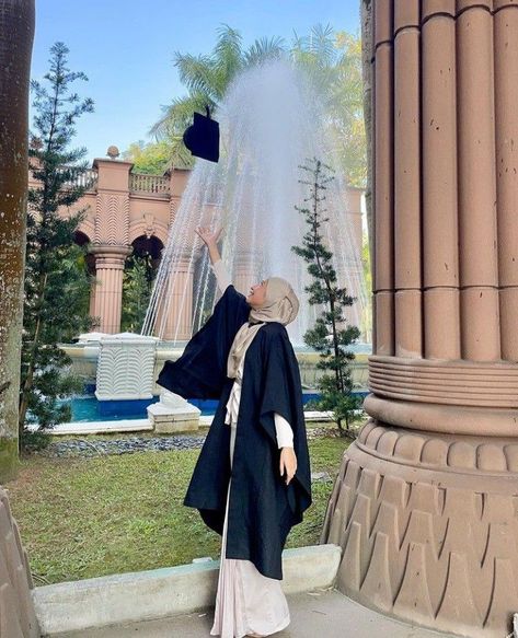 Hijabis Graduating, Convo Shoot Idea, Pre Graduation Photoshoot Ideas, Arab Graduation, Hijabi Graduation Pictures, Convo Photoshoot Idea, Convocation Photoshoot Ideas, Preconvo Photoshoot, Pre Convo Photoshoot Idea