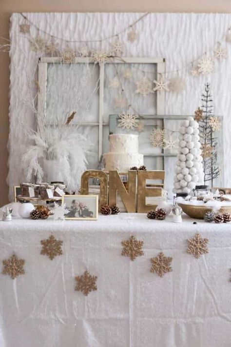 1st birthday party Winter Wonderland-party, Winter Onederland Birthday Party, White Party Decorations, Winter Onederland Party, Onederland Birthday Party, Winter Birthday Parties, Winter Onederland Birthday, Welcome Winter, 1st Birthday Party Themes