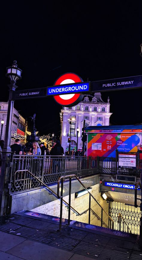 #london #uk #places #underground Underground London, London Vibes, London Dreams, London Night, Piccadilly Circus, London Aesthetic, London Underground, Bus Stop, River Cruises