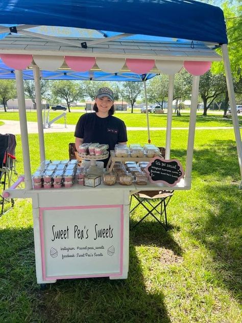 Cupcake Pop Up Shop Display, Sweet Stall Ideas, Baking Booth Display, Cookie Vendor Booth Ideas, Bake Sale Set Up, Bake Sale Stand, Food Booth Ideas, Bake Sale Table, Pop Up Bakery