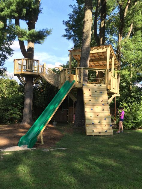 Tree House Accessories - Tree Top Builders Homemade Backyard Playground, Playground Building Plans, Backyard Treehouse Diy, Diy Tree House With Slide, Easy Tree House Ideas, Backyard Playground Design, Tree House Between 2 Trees, Treehouse Around Tree, Treehouse Building Plans