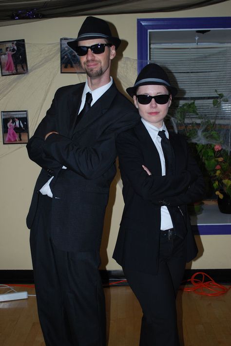 Blues Brothers Costumes Brothers Costume Ideas, Blues Brothers Costume, 1980s Halloween Costume, All Black Halloween Costume, Black Dress Halloween Costume, 80s Halloween Costumes, 80s Halloween, Fancy Dress Ideas, 1980s Costume