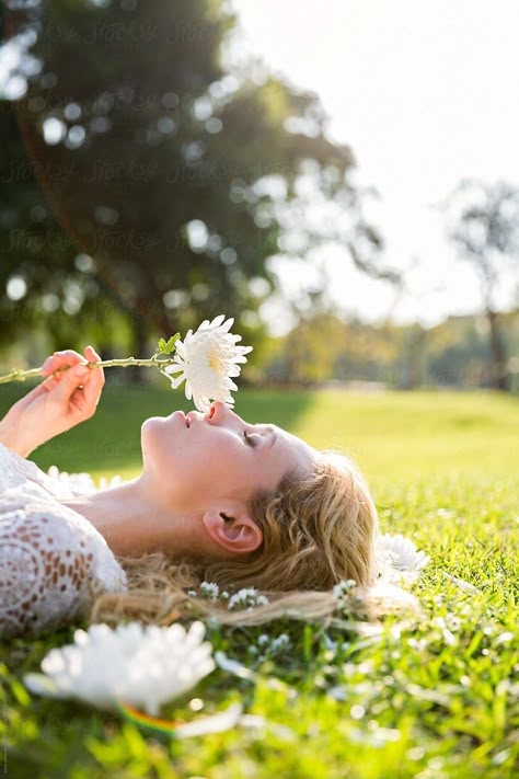 Sensual Portrait Of Woman With White Flowers by Jovo Jovanovic Woman Laying, Spring Inspo, Shotting Photo, Creative Portraits, Summer Breeze, Photo Idea, The Grass, Hippie Style, Senior Pictures