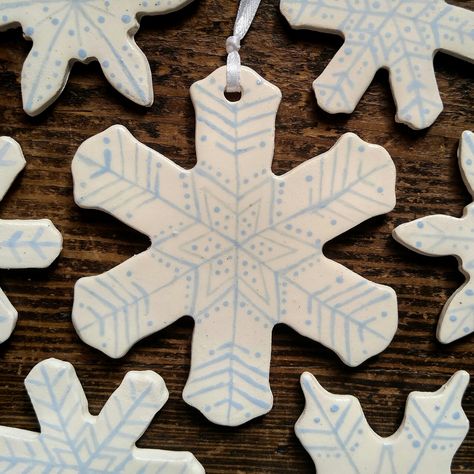 Ceramic Snowflakes, Clay Snowflakes, Snowflake Ornaments Diy, Christmas Snowflakes Ornaments, Snow Flakes, Ceramics Pottery Art, Ceramics Pottery, Christmas Snow, Snowflake Ornaments