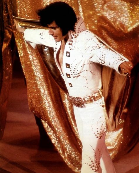 Elvis performing at the Hilton in August 1972. Elvis Presley Concerts, Las Vegas Hilton, Elvis Jumpsuits, Elvis In Concert, Elvis Presley Pictures, Ann Margret, King Of Music, Elvis Presley Photos, Lisa Marie Presley