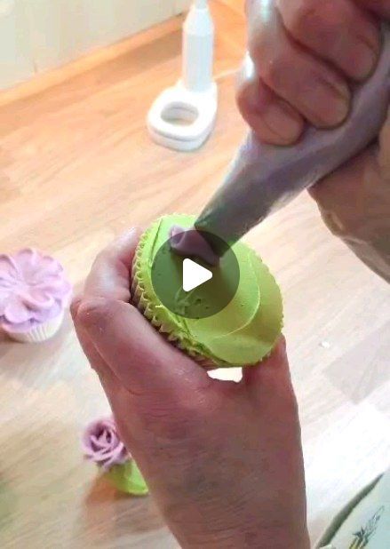 Cupcake Icing Techniques, Cake Piping Designs, Cupcake Icing Designs, Cupcake Tips, Flower Cupcake Cake, Cupcake Decorating Techniques, Buttercream Flowers Cupcakes, Buttercream Flowers Tutorial, Easy Cupcakes Decoration