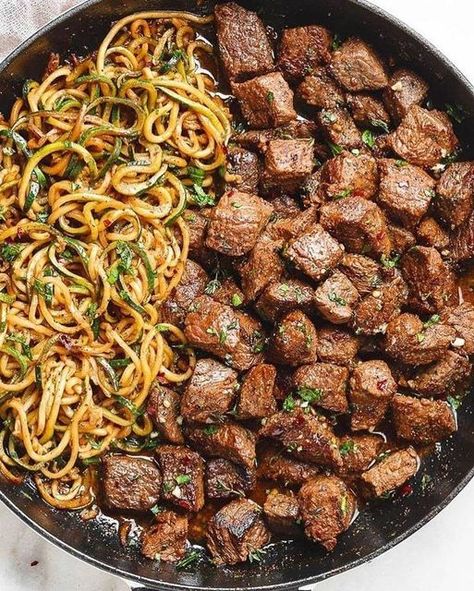 GARLIC BUTTER STEAK BITES WITH ZUCCHINI NOODLESA - Dieter24 Steak Bites With Zucchini Noodles, Garlic Butter Steak Bites, Butter Steak Bites, Carb Free Recipes, Zucchini Noodle Recipes, Butter Steak, Free Keto Meal Plan, Sirloin Steak, Garlic Butter Steak