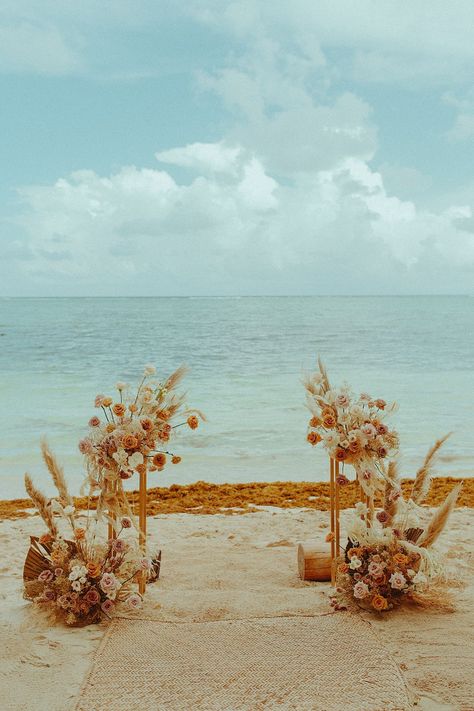 Beach Wedding Altar Ideas, Mexico Beach Wedding Colors, Beach Ceremony Decor, Micro Beach Wedding, Small Beach Wedding Ideas, Minimalist Beach Wedding, Beach Micro Wedding, Eco Package, Small Beach Wedding