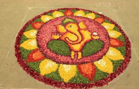 Rangoli using Flower Petals #FlowerRangoli Ganesh Rangoli, Ganesha Rangoli, Pookalam Design, Rangoli Simple, Latest Rangoli, Rangoli Designs Latest, Simple Rangoli Designs Images, Rangoli Patterns, Ganpati Decoration Design