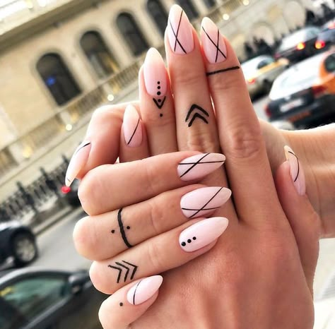 Nails Designs Christmas, Nails Art Simple, Nails New Years, Shape Your Nails, New Years Nail, Holiday Nails Christmas, Art Hacks, Geometric Nail Art, Minimal Nails