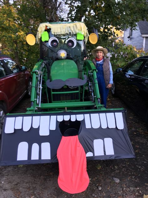 What an awesome way to Trunk or Treat!!! The Trunk or Treat tractor idea with your neighborhood John Deere! Trunk Or Treat Tractor Ideas, Trunk Or Treat Ideas For Cars Farm Theme, Trunk Or Treat Farm Ideas, Farmer Trunk Or Treat, Old Mcdonald Trunk Or Treat, Halloween Trunk Or Treat Farm, Farm Trunk Or Treat Ideas, Halloween School Treats, Tractor Idea