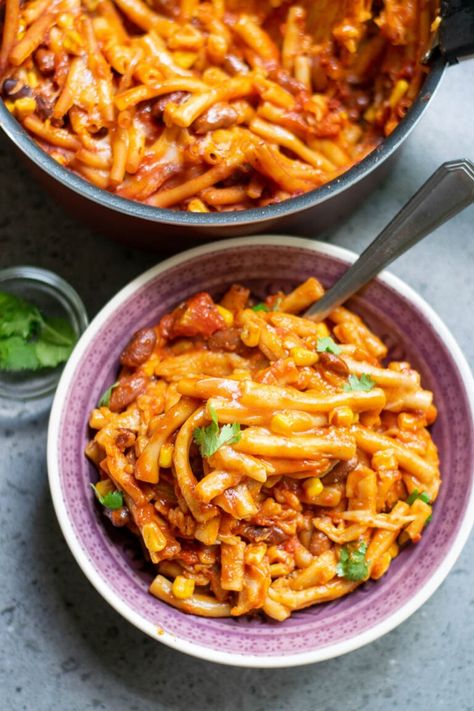 This One-Pot Vegan Chili Mac makes for an easy meal that’s packed with flavor! Topped with vegan cheese, this Mexican inspired vegan one pot pasta is perfect for weeknight dinners or cold evenings. #onepotveganmeal #veganonepotpasta Winter Meal Ideas Vegetarian, One Pot Vegetarian Pasta, Vegan Dinner Winter, Winter Meals Vegan, Vegetarian Recipes Winter, One Pot Vegan Pasta, Winter Vegan Meals, Vegan Dinner Pasta, One Pot Meals Vegetarian