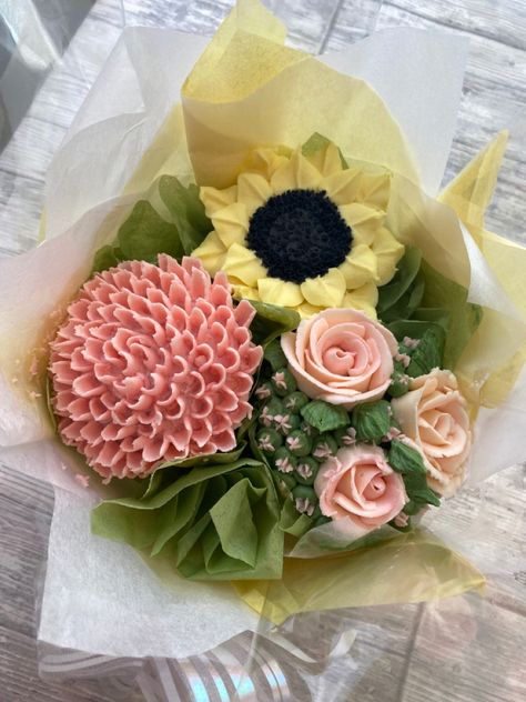 Mini Cupcake Bouquets, Cupcakes Bouquet, Cupcake Flower Bouquets, Cupcake Flowers, Cupcake Flower, Cupcake Bouquets, Mothers Day Cupcakes, Round Bouquet, Mini Cupcake