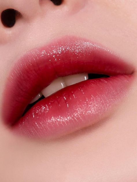 Korean gradient lips ombre lips Shiny Lips Makeup, Red Lip Soft Makeup, Gradient Red Lips, Red Gradient Lips, Korean Blurred Lips, Korean Red Lip Makeup, Soft Lip Makeup, Blurred Lips Tutorial, Korean Ombre Lips