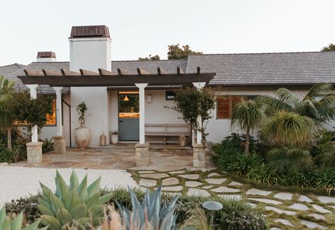 California Ranch Style Homes Exterior, Spanish Ranch Style Homes, California Ranch Style Homes, Farmhouse Villa, California Farmhouse, Spanish Farmhouse, Montecito California, Inspiring Homes, Ranch House Exterior