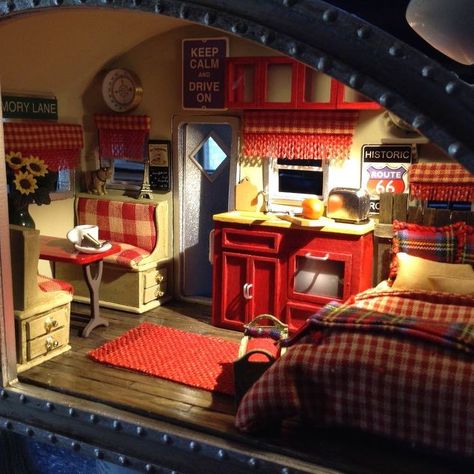 diy miniature tiny trailer dollhouse, crafts Heart Room, Tiny Trailers, Garden Diy Ideas, Rustic Headboard, Astuces Diy, Victorian Dollhouse, Miniature Rooms, American Decor, Craft Room Office