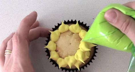 Piping Bag Hacks, Homemade Piping Bag, Diy Piping Bag, Bag Hacks, Muffins Decoration, Diy Icing, Piping Frosting, Bakery Items, Baking Hacks