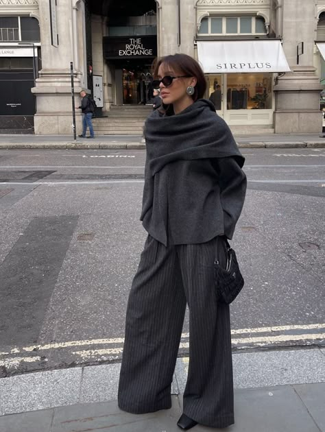 Coat With Scarf, Chic Outerwear, Uni Outfits, Grey Outfit, Outfit Look, Modest Fashion Outfits, Mode Inspo, 가을 패션, Outfit Inspo Fall